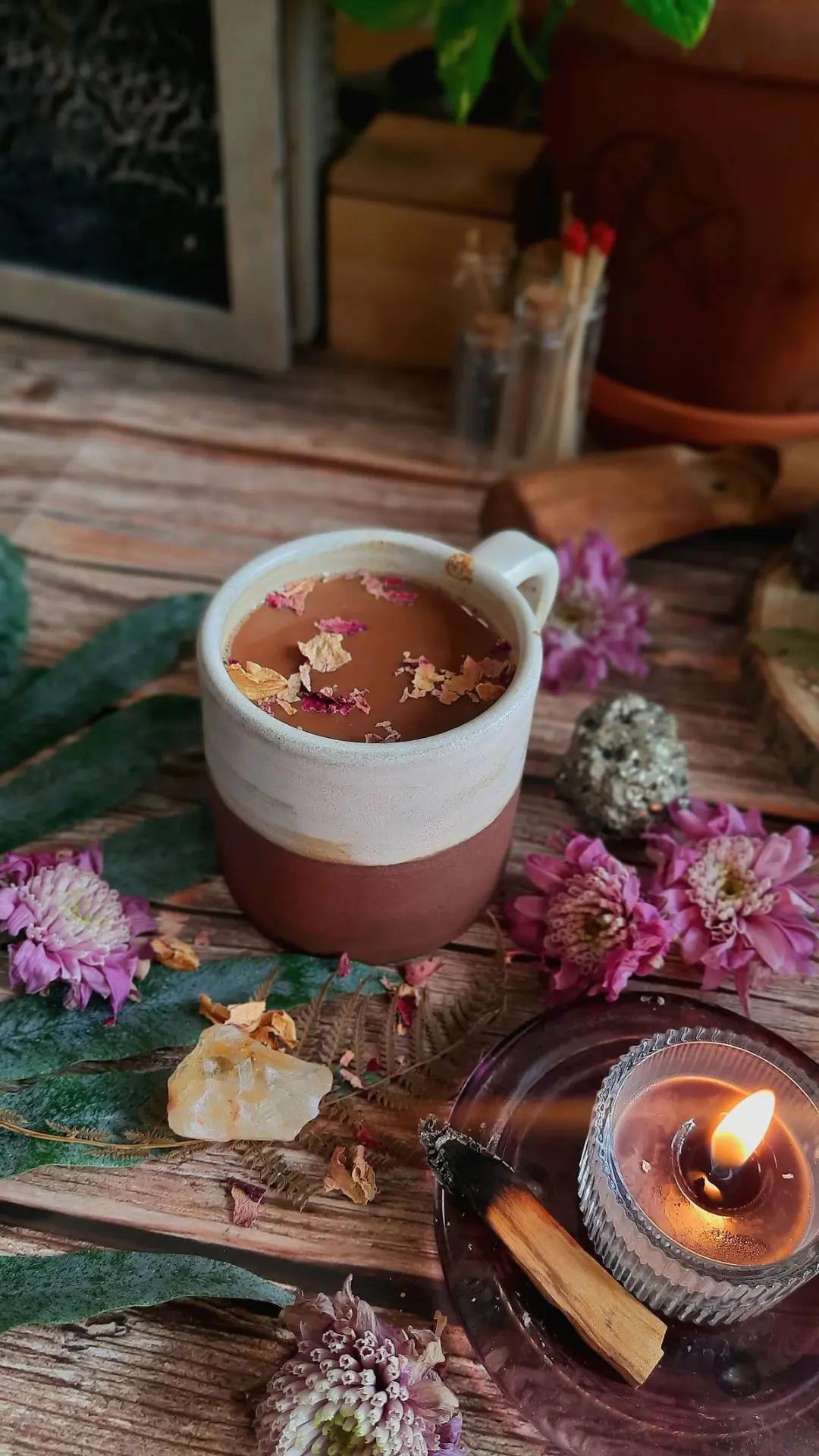Xícara de cacau cerimonial com flores e vela
